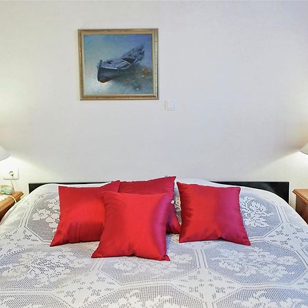Cozy Apartment With A Balcony And A Sea View Брела Экстерьер фото