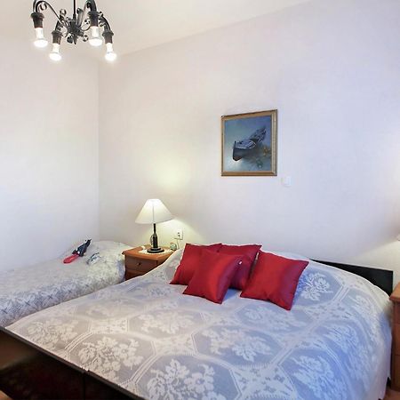 Cozy Apartment With A Balcony And A Sea View Брела Экстерьер фото