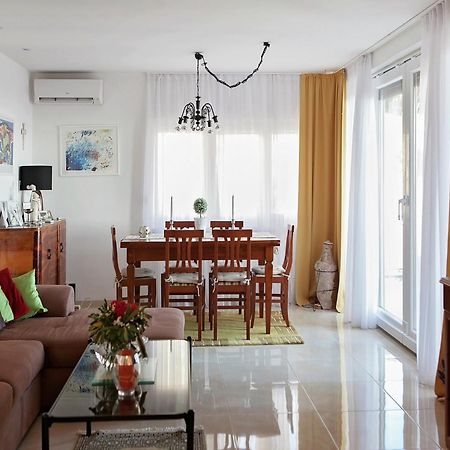 Cozy Apartment With A Balcony And A Sea View Брела Экстерьер фото