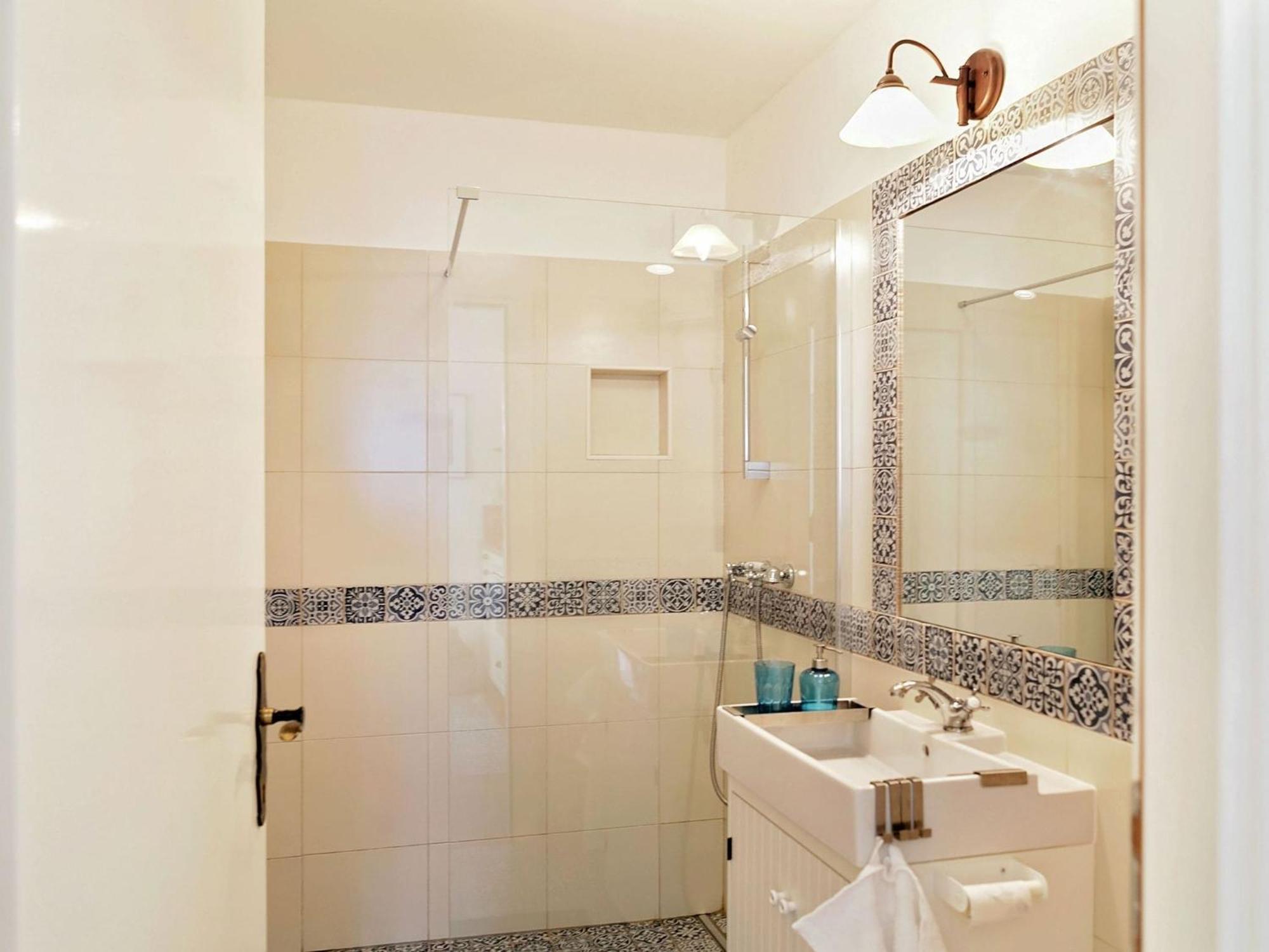 Cozy Apartment With A Balcony And A Sea View Брела Экстерьер фото