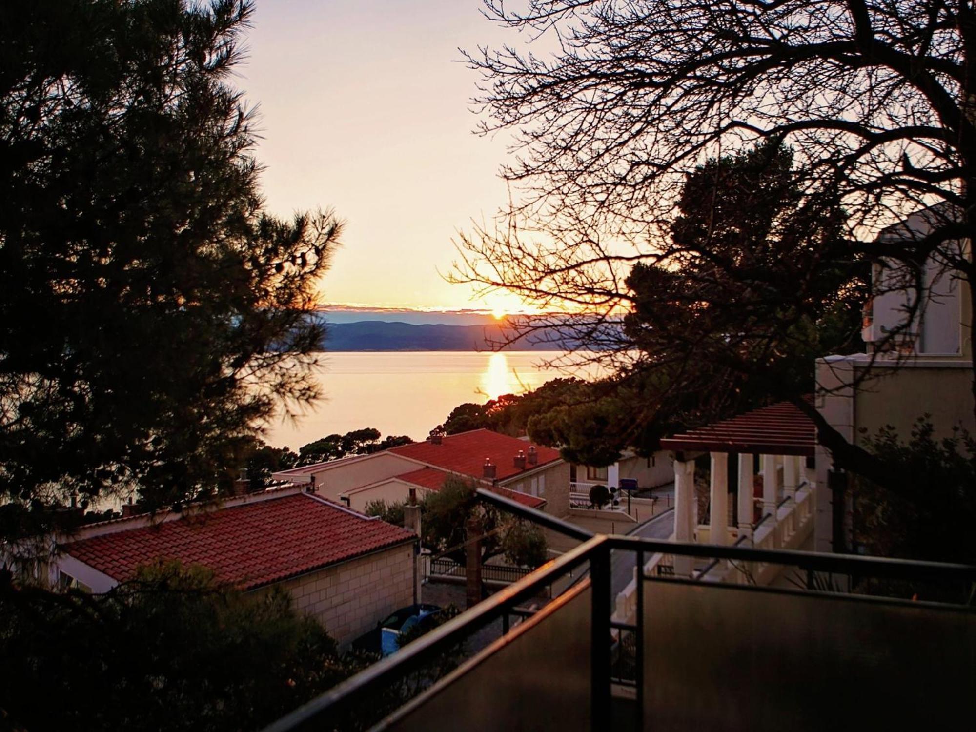 Cozy Apartment With A Balcony And A Sea View Брела Экстерьер фото