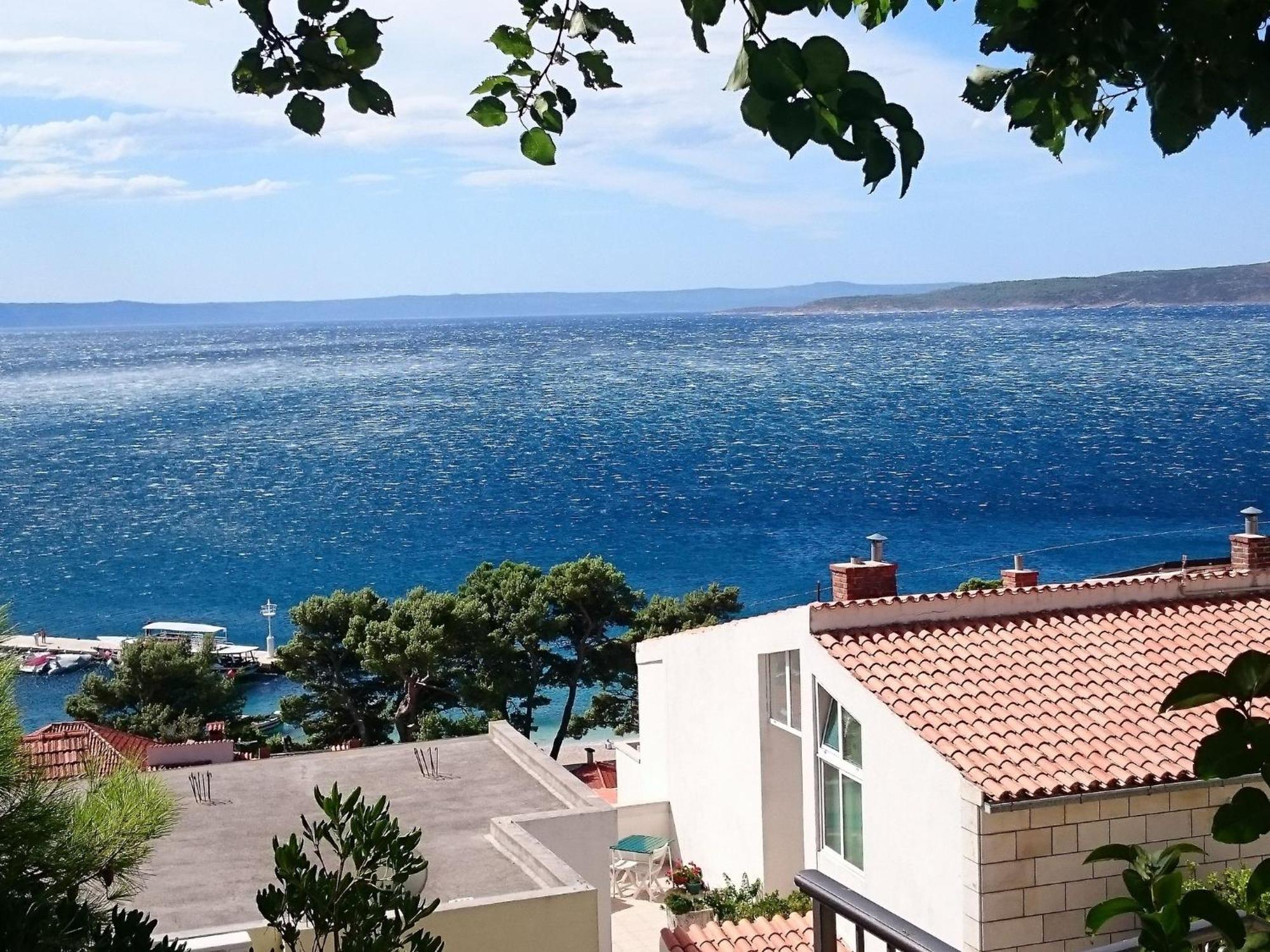 Cozy Apartment With A Balcony And A Sea View Брела Экстерьер фото
