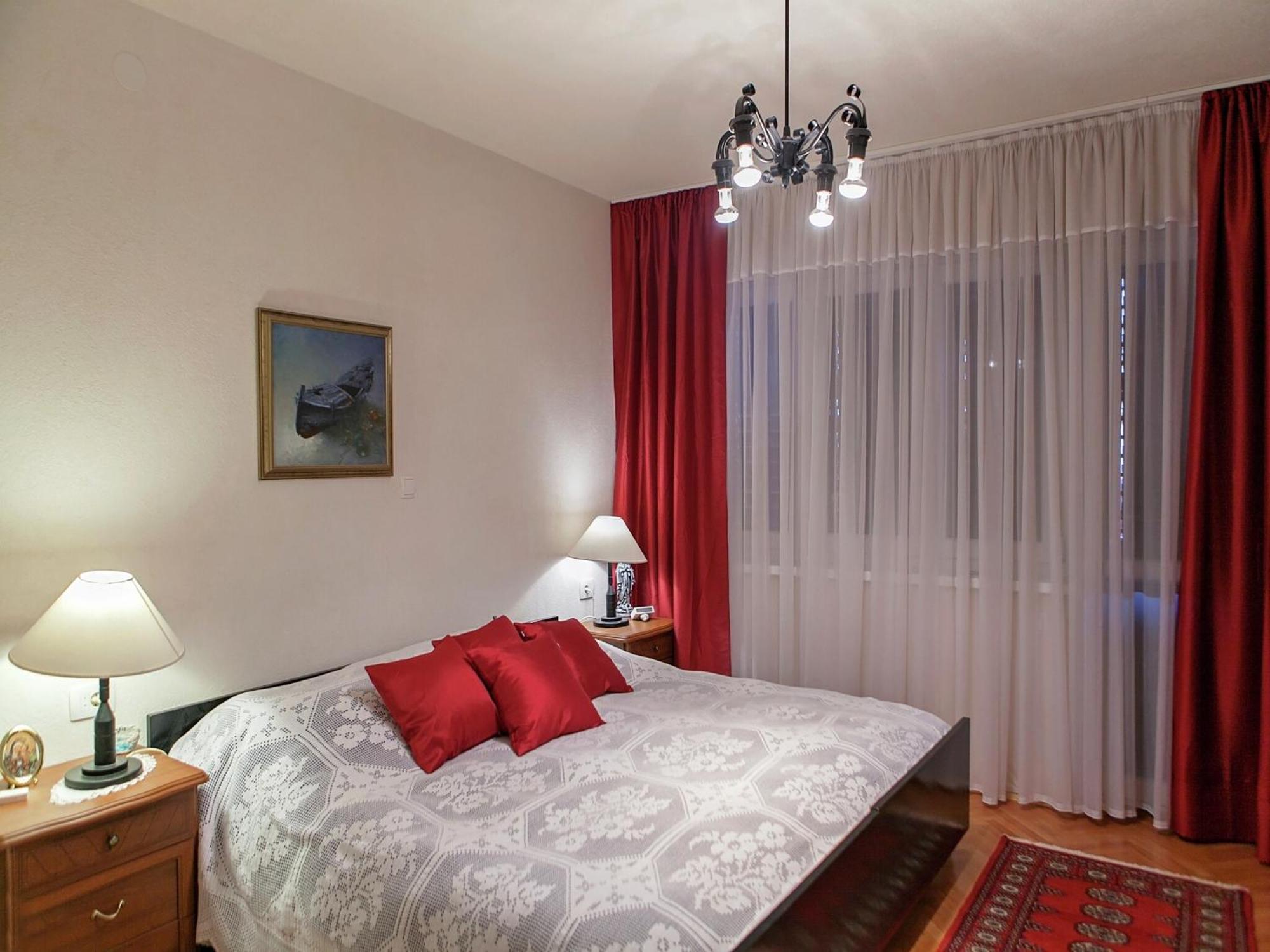Cozy Apartment With A Balcony And A Sea View Брела Экстерьер фото
