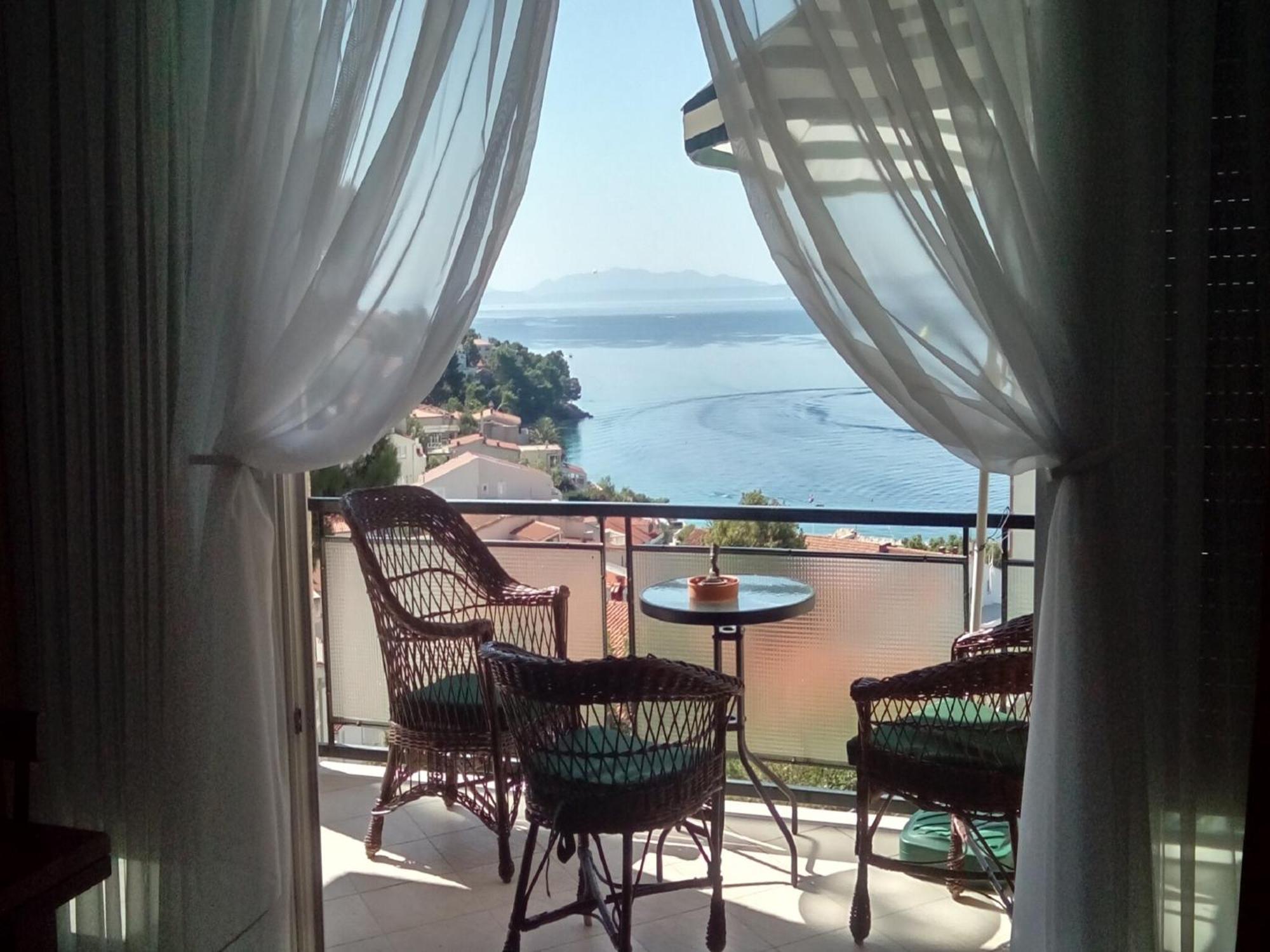 Cozy Apartment With A Balcony And A Sea View Брела Экстерьер фото