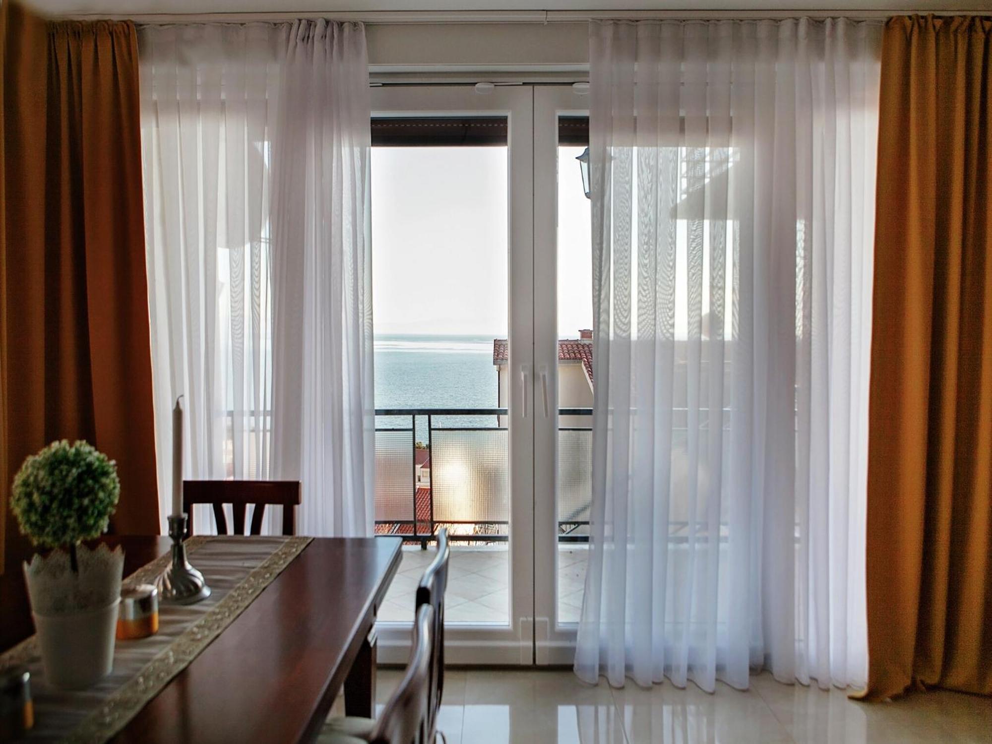 Cozy Apartment With A Balcony And A Sea View Брела Экстерьер фото