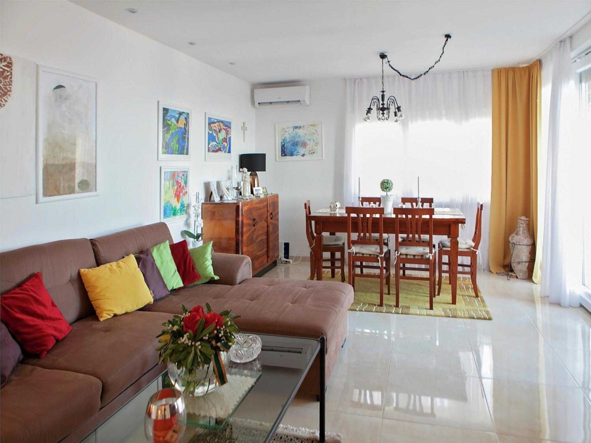 Cozy Apartment With A Balcony And A Sea View Брела Экстерьер фото