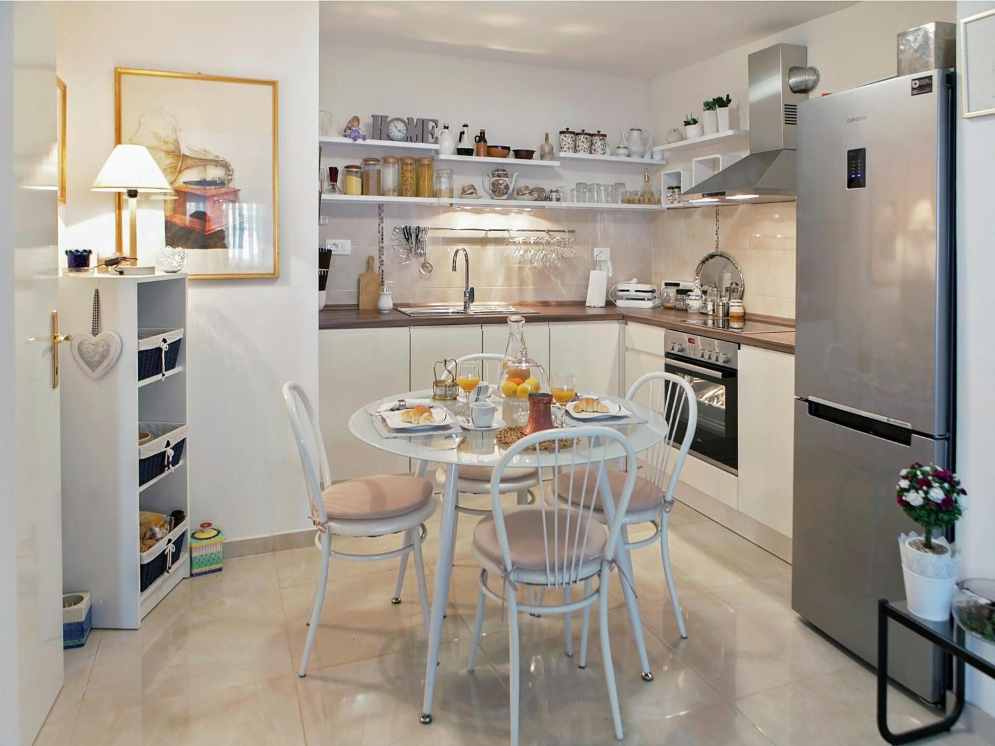 Cozy Apartment With A Balcony And A Sea View Брела Экстерьер фото