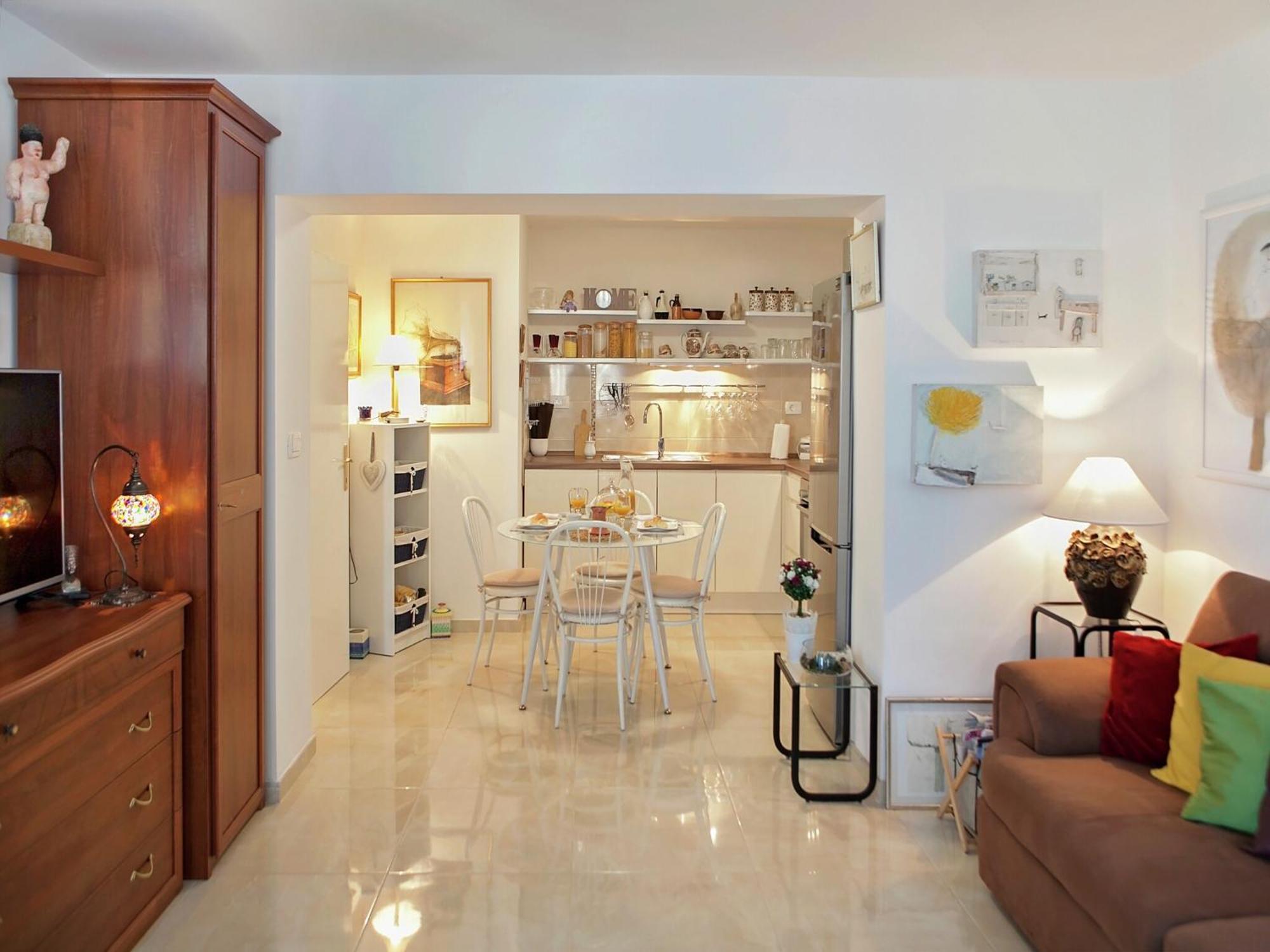 Cozy Apartment With A Balcony And A Sea View Брела Экстерьер фото
